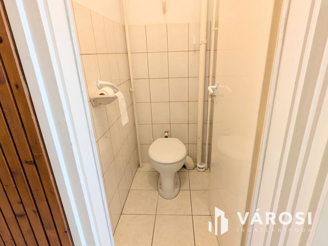 Sorház kis kerttel a Jókai utcához közel!