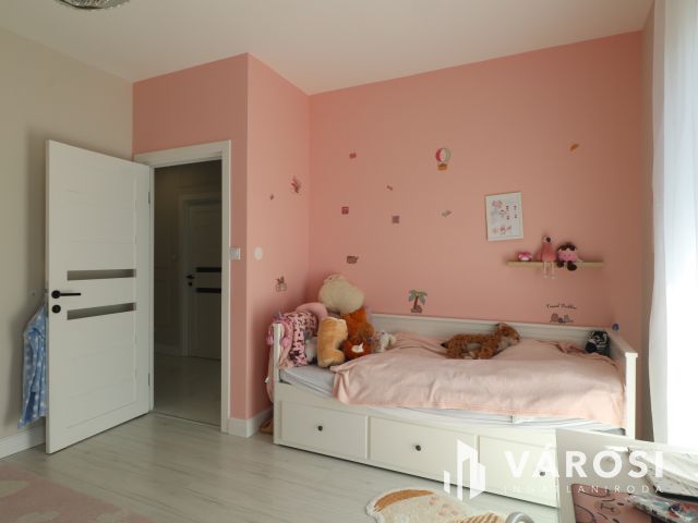 Újszentiváni modern, energia takarékos, szép családi ház !